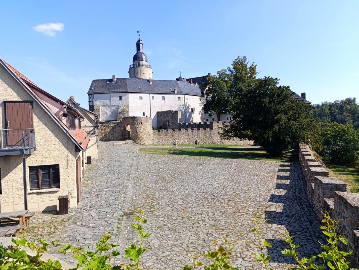 Burg Falkenstein auesserer Burghof