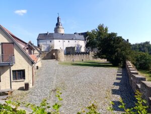 Burg Falkenstein auesserer Burghof